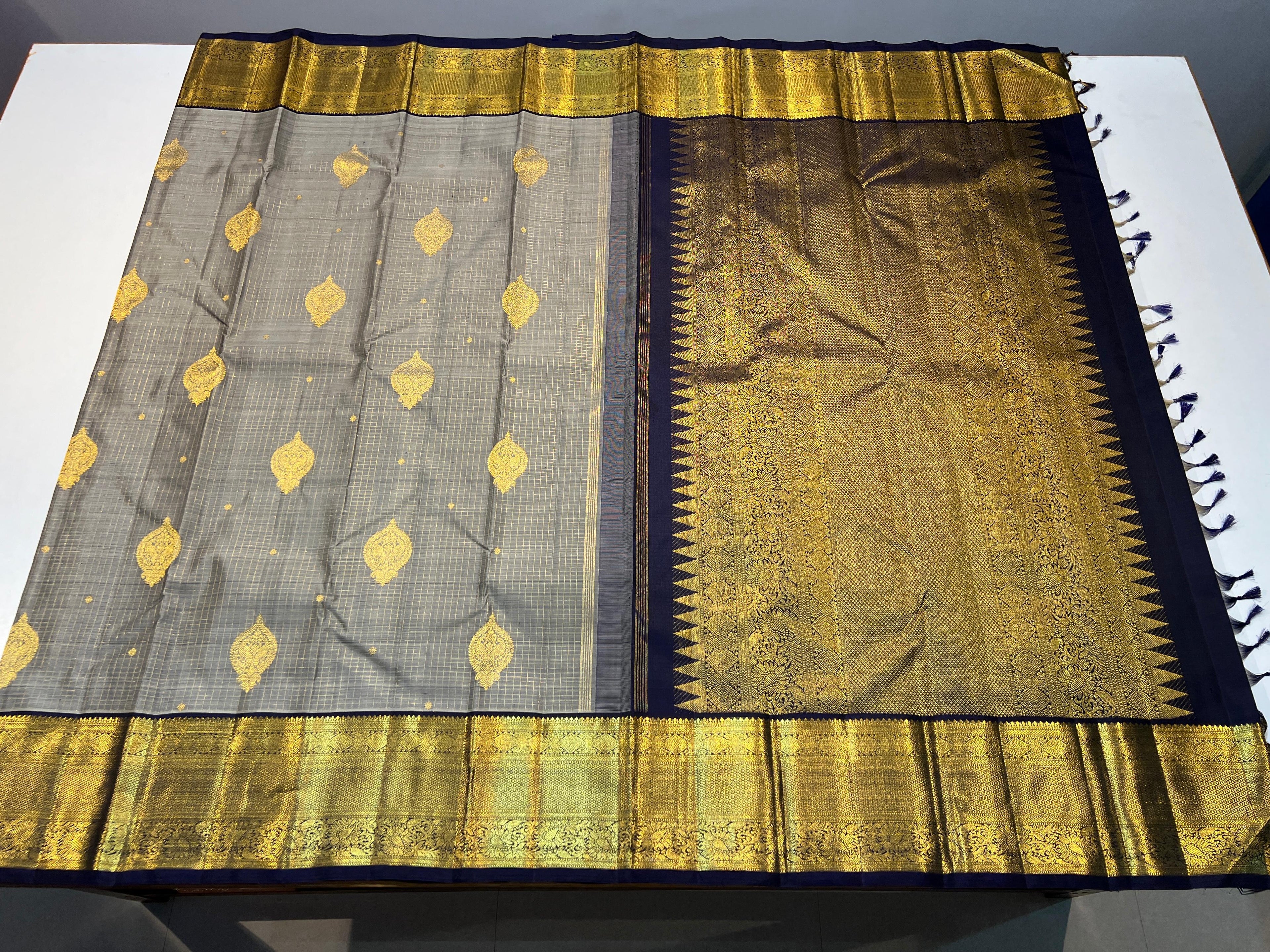 Pure Kanchipuram Handloom Vaira Oosi Silk Saree.