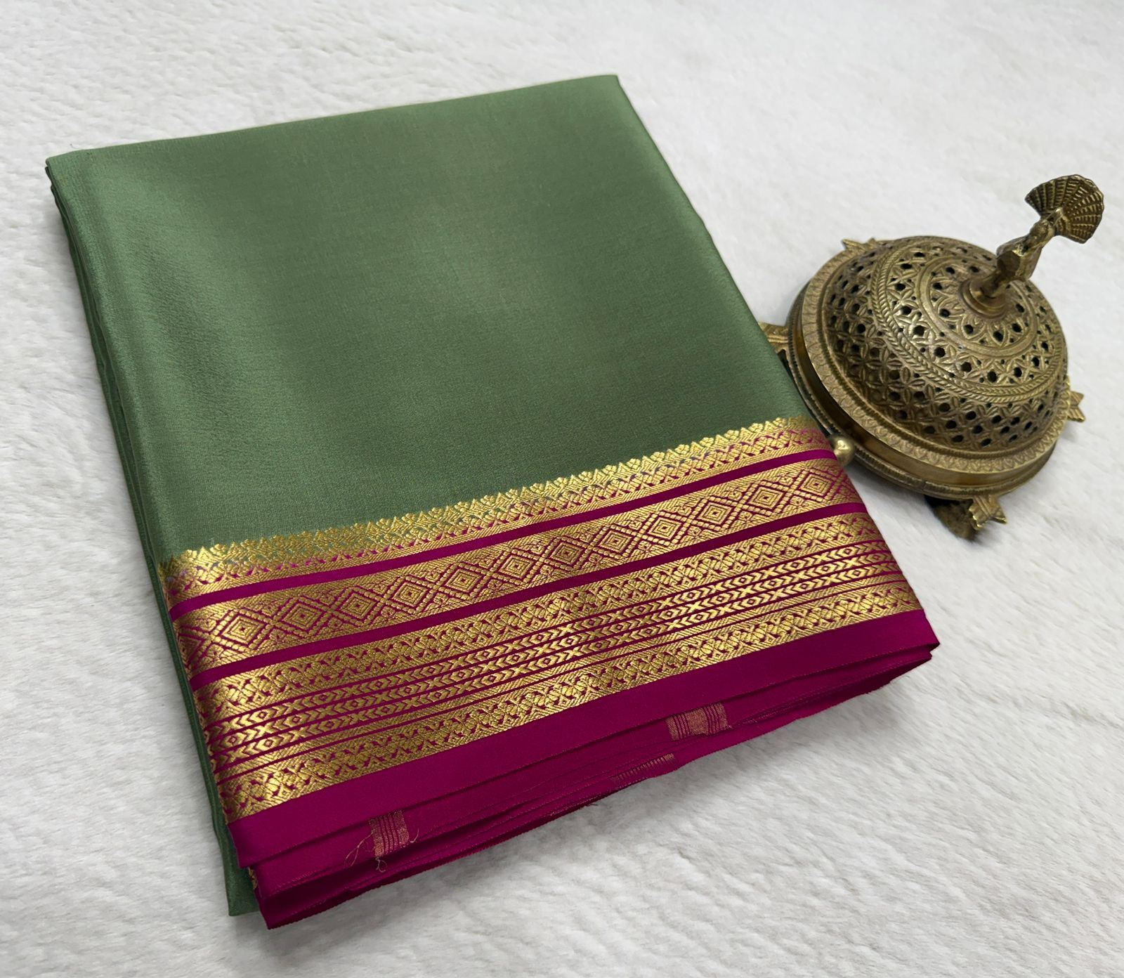 Pure Mysore Handloom Silk Saree with Traditional Border.