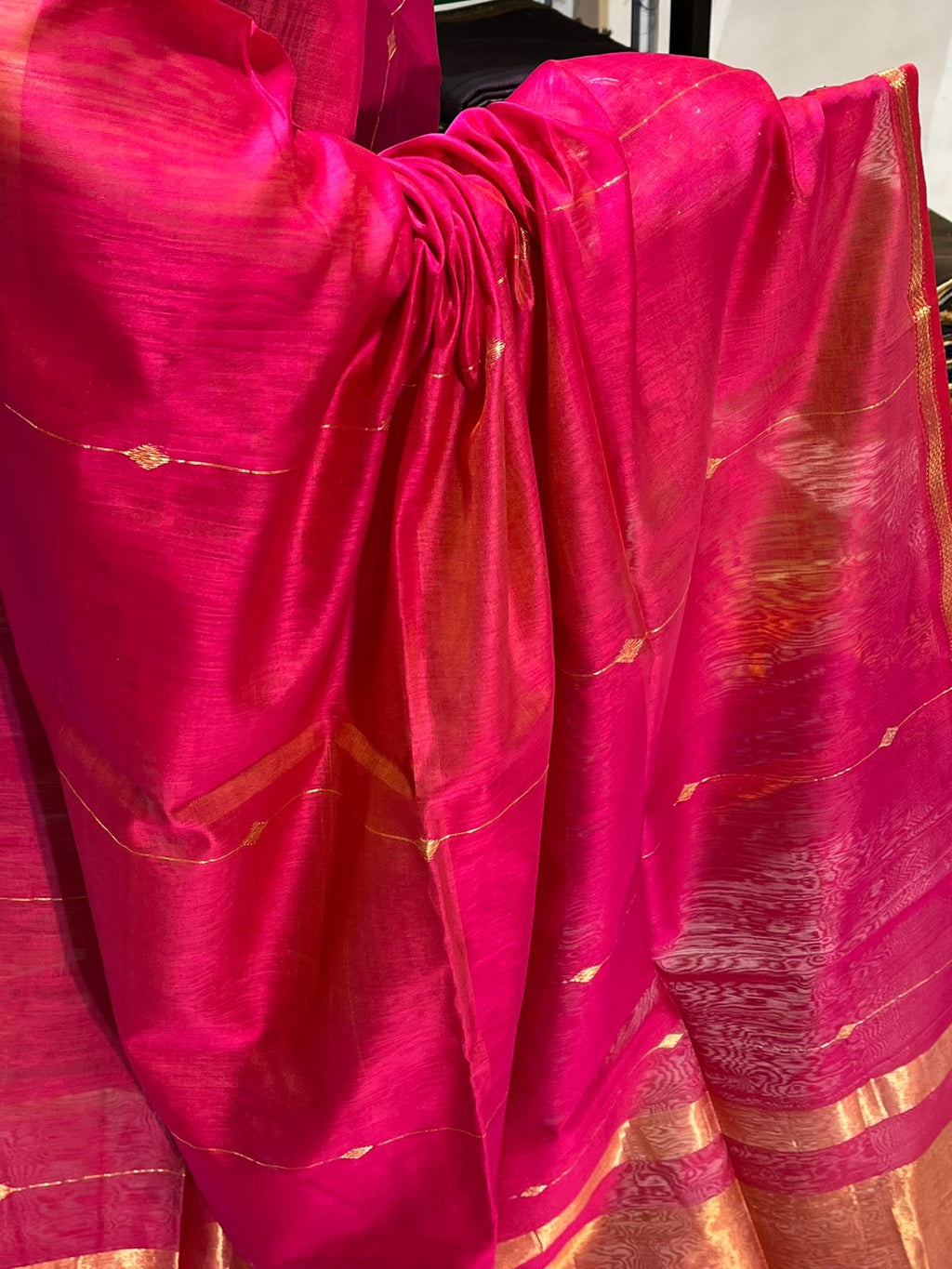 Traditional Pure Maheshwari Handwoven Zari Butti Saree.