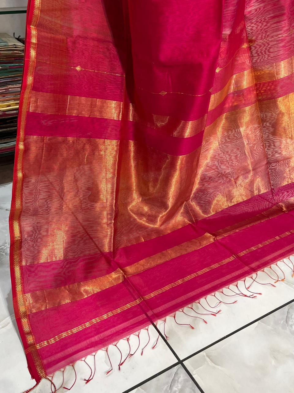 Traditional Pure Maheshwari Handwoven Zari Butti Saree.