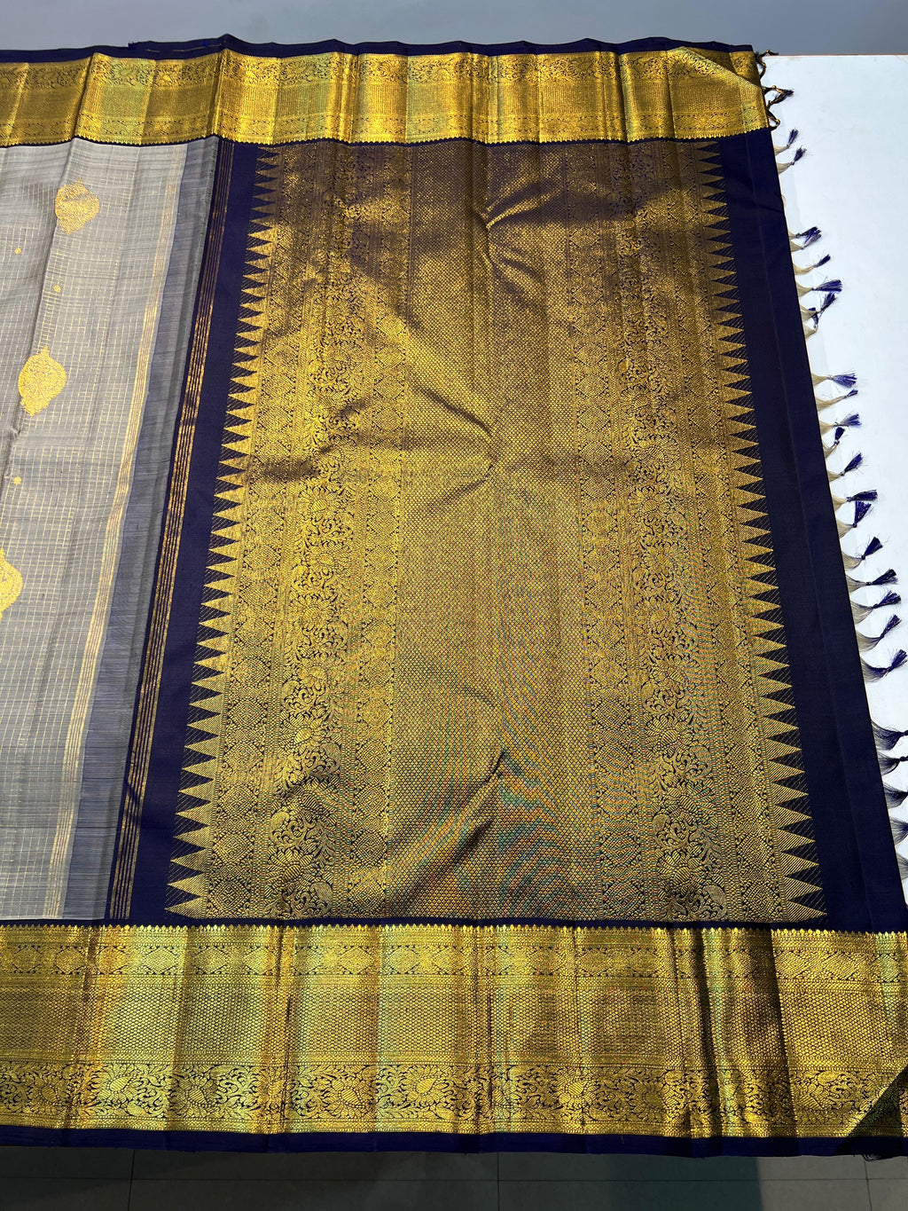 Pure Kanchipuram Handloom Vaira Oosi Silk Saree.