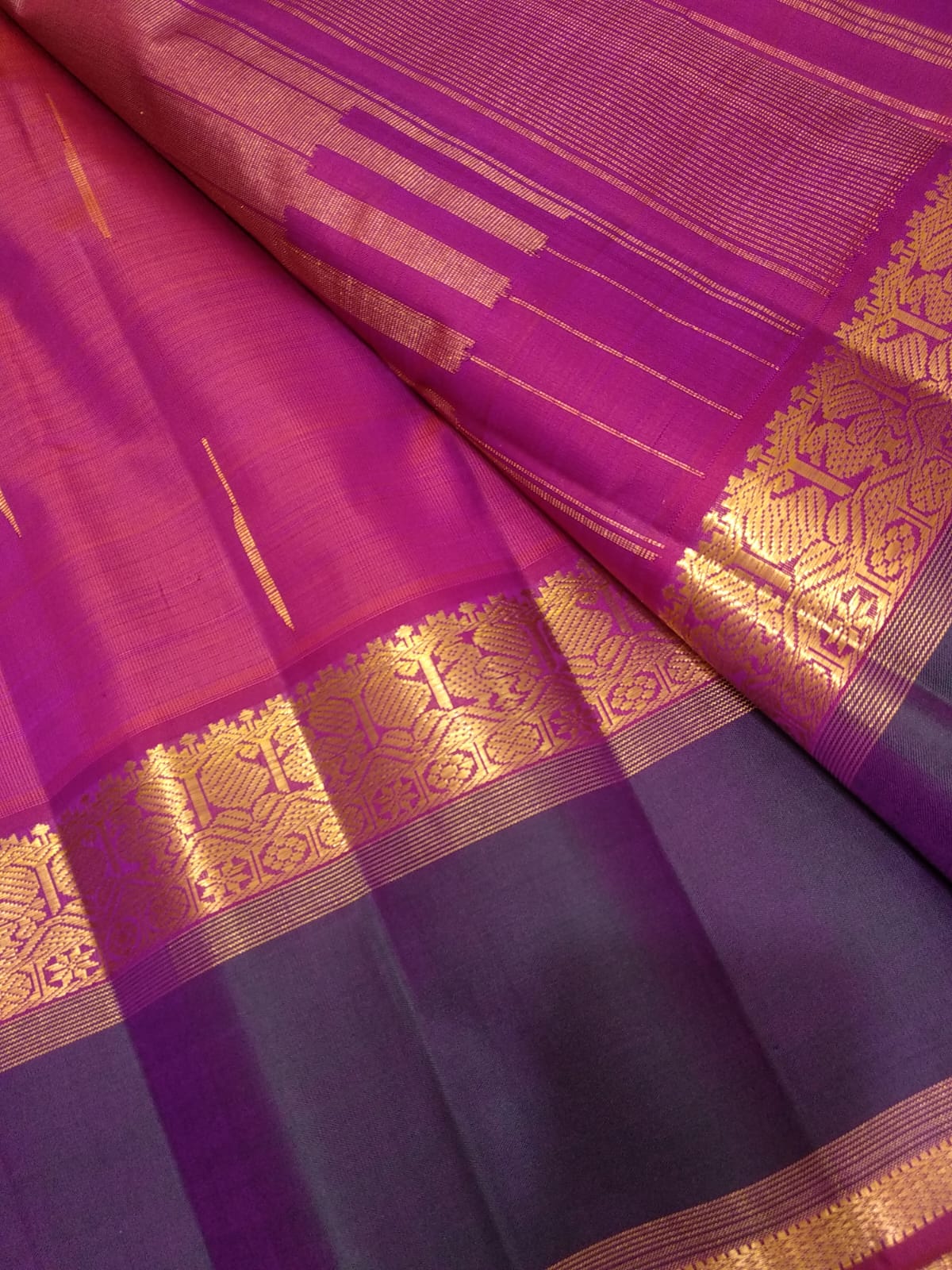 Pure Kanchipuram Silk Saree | Dual Shade Maroon Orange Saree | Malli Arampu Butta | Vintage Border | Handwoven Silk Wedding Saree - Silk Stories