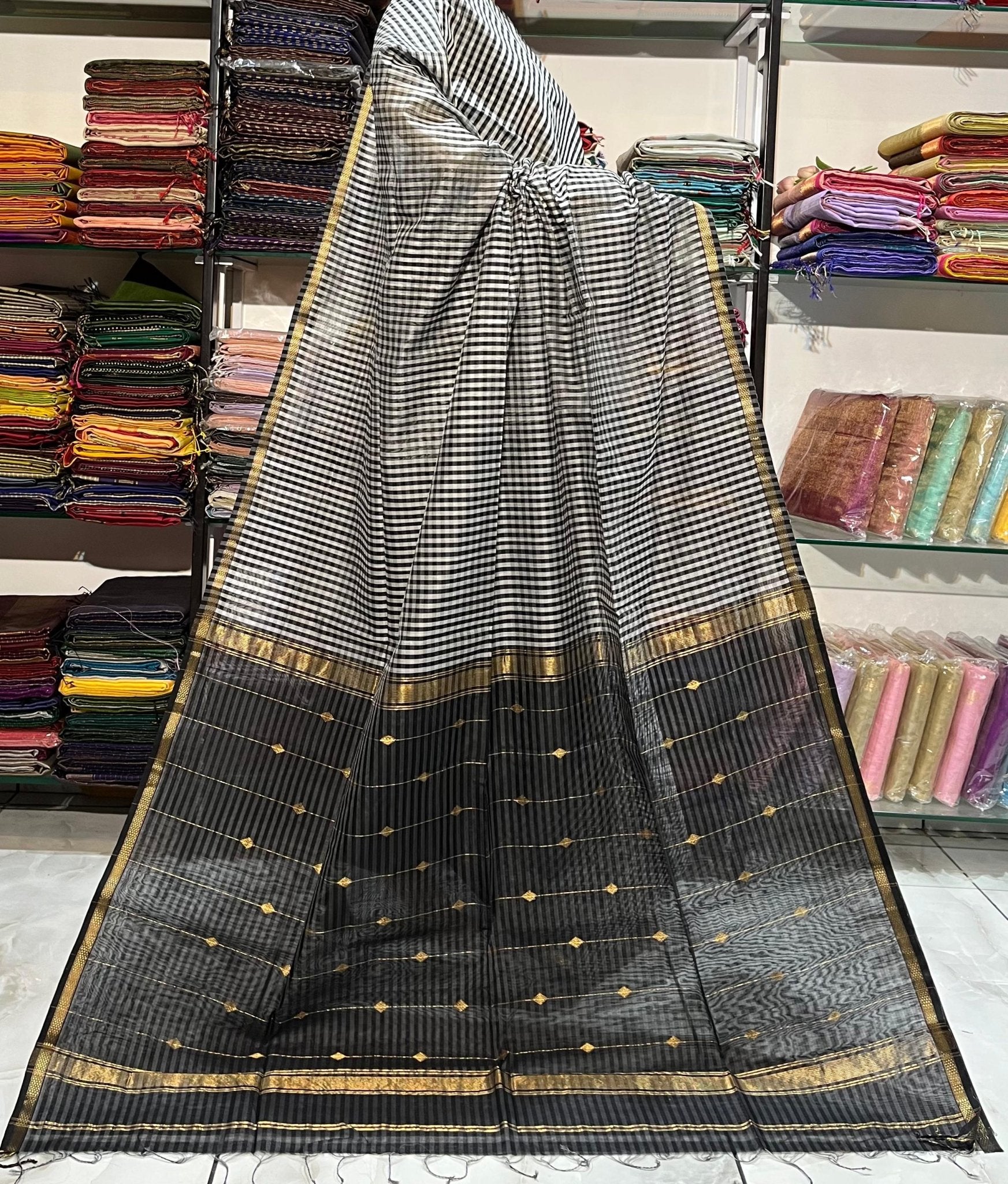 Traditional Cotton Silk Maheshwari Handwoven Chex Buti Line Pallu Saree. - Silk Stories